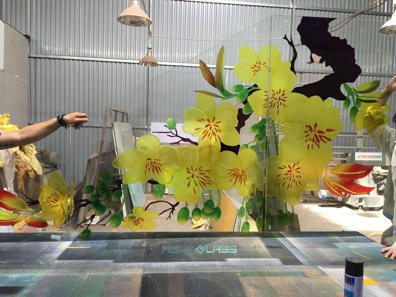 Thi công tranh kính điêu khắc hoa mai, biểu tượng của mùa xuân, của sự phú quý, phát tài phát lộc